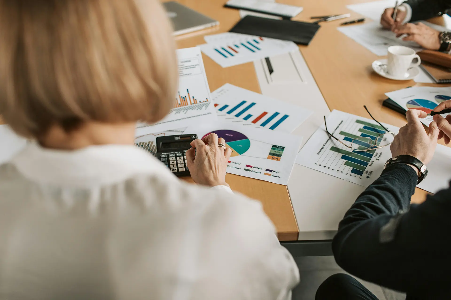 Riunione di consulenza fiscale aziendale con commercialista a Milano